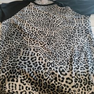 Snow leapord Randy with black sleeves